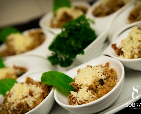 Cuscuz marroquino ao funghi com tomate seco e rucula - Sobral Gastronomia